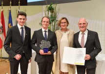 Landeshauptfrau Johanna Mikl-Leitner (2.v.r.) mit den Gewinnern des „Science Fair“-Wettbewerbs der Höheren Bundeslehranstalt und Bundesamt für Wein- und Obstbau in Klosterneuburg