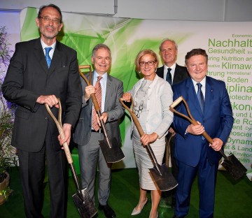 Spatenstich für BOKU Wasserbaulabor: Bundesminister Heinz Faßmann, Projektleiter Helmut Habersack (BOKU), Landeshauptfrau Johanna Mikl-Leitner, BOKU-Rektor Hubert Hasenauer und Bürgermeister Michael Ludwig (v.l.n.r.)