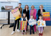 (v.l.n.r.) Robert Steiner, die künstlerische Leiterin des KinderKunstLabor Mona Jas, Landeshauptfrau Johanna Mikl-Leitner, Landesrätin Christiane Teschl-Hofmeister und (vorne) Valentina, Moritz und Emma.