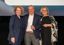 Bildungslandesrätin Christiane Teschl-Hofmeister und Landeshauptfrau Johanna Mikl-Leitner mit Keynote-Speaker Manfred Spitzer.