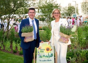 Landeshauptfrau Johanna Mikl-Leitner und Bürgermeister Peter Eisenschenk bei der Eröffnung des neugestalteten Nibelungenplatzes.