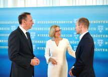 Landeshauptfrau Johanna Mikl-Leitner (m.) mit Landesrat Jochen Danninger (l.) und Geschäftsführer Hans Brantner (r.).