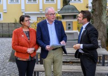 (v.l.n.r.) Maria Forstner, Obfrau Verein Dorf- und Stadterneuerung, LH-Stellvertreter Stephan Pernkopf und Martin Ruhrhofer, Geschäftsführer Dorf- und Stadterneuerung.