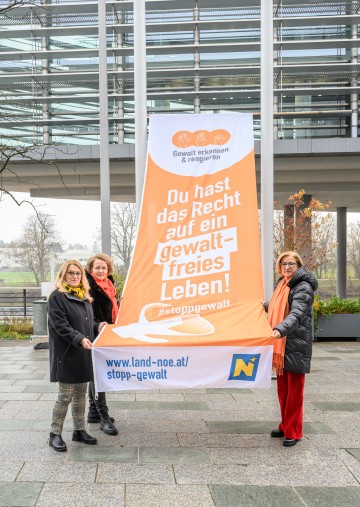 (v.l.n.r.) Landesrätin Ulrike Königsberger-Ludwig, Landesrätin Christiane Teschl-Hofmeister und Landeshauptfrau Johanna Mikl-Leitner hissen „Gewalt frei leben“-Fahne vor dem Landhaus in St. Pölten.