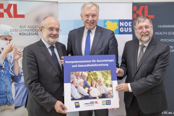 Kompetenzzentrum für Gerontologie und Gesundheitsforschung an der Karl Landsteiner Privatuniversität in Krems startet. Im Bild von links nach rechts: Rektor Rudolf Mallinger, Landesrat Martin Eichtinger und Franz Kolland, Leiter des Kompetenzzentrums für Gerontologie und Gesundheitsforschung.