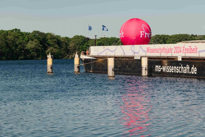 Das ehemalige Binnenfrachtschiff beherbergt eine jährlich wechselnde Ausstellung.