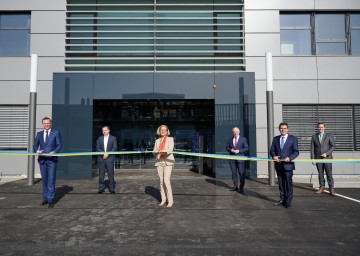 Von links nach rechts: Wirtschafts- und Technologie-Landesrat Jochen Danninger, Alexander Pretsch, Oxford Antibiotic Group, Landeshauptfrau Johanna Mikl-Leitner, ecoplus Geschäftsführer Helmut Miernicki, Bürgermeister Peter Eisenschenk und Landtagsabgeordneter Christoph Kaufmann 