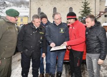 LH-Stellvertreter Stephan Pernkopf machte sich gemeinsam mit den Vertretern der Einsatzkräfte ein Bild von der Lage vor Ort.