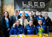 Landeshauptfrau Johanna Mikl-Leitner mit den Mitarbeiterinnen und Mitarbeitern von Leeb Fassadensysteme: (vorne sitzend v.l.) Thomas Streisselberger, Harald Kurta und Michael Vrabl, (hinten stehend v.l.:) Heidemarie Krondorfer, Andreas Schindler von Schindler IT-Solutions GmbH (Unterstützter Digitalisierungsprozess), Lukas Kögel, Viktor Sulzer, Hubert Tröstl, Franz Leeb, Adrian Danciu, Sebastian Gallistl und Simon Enne.