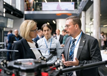 Landeshauptfrau Johanna Mikl-Leitner beim Rundgang durch den Open Space an der Fachhochschule St. Pölten.