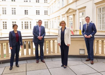 Angela Sessitsch, Leiterin des Kompetenzbereichs „Bioresources“ am AIT, AIT-Aufsichtsratspräsident Hannes Androsch, Landeshauptfrau Johanna Mikl-Leitner und Wirtschafts-Landesrat Jochen Danninger (v.l.n.r.)