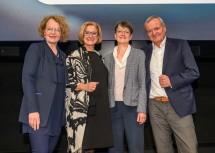 Bildungslandesrätin Christiane Teschl-Hofmeister, Landeshauptfrau Johanna Mikl-Leitner, Hemma Poledna, Direktorin des BG/BRG Klosterneuburg und Keynote-Speaker Manfred Spitzer im Haus der Digitalisierung.