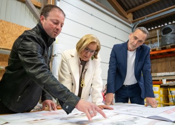 Landeshauptfrau Johanna Mikl-Leitner mit Franz Leeb (li.) und Walter Steinwander (re.) beim Jubiläumsbetriebsbesuch in Mank.