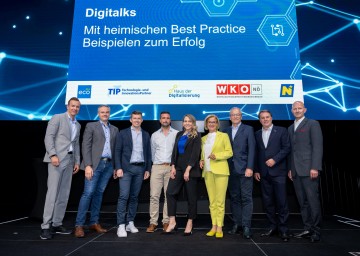 Im Bild von links nach rechts: „Haus der Digitalisierung“-Geschäftsführer Lukas Reutterer, Bäckermeister Roman Bartl, Installateurmeister Rene Kausl, Holzbaumeister Josef Strebinger, Agnes Jaglarz vom „marketing circus“, Landeshauptfrau Johanna Mikl-Leitner, Helmut Leopold vom AIT,  Wirtschaftskammer-Präsident Wolfgang Ecker und „Haus der Digitalisierung“-Geschäftsführer Claus Zeppelzauer.