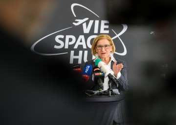 Landeshauptfrau Johanna Mikl-Leitner betonte bei der Pressekonferenz die Relevanz der Weltraumforschung.