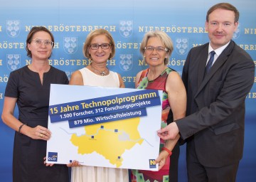 Pressekonferenz zur Bedeutung der Technopole in Niederösterreich: Eva Maria Binder (Erber AG), Landeshauptfrau Johanna Mikl-Leitner, Landesrätin Petra Bohuslav und Ökonom Christian Helmenstein (Economica Institut für Wirtschaftsforschung).