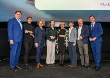 Informationsveranstaltung im Haus der Digitalisierung in Tulln zur Handynutzung an Schulen mit Stefan Szirucsek, Vorstand des NÖ Landesverbandes der Elternvereine, Smartphone Coach Andrea Buhl-Aigner, Bildungslandesrätin Christiane Teschl-Hofmeister, Bundesschulsprecherin Mira Langhammer, Landeshauptfrau Johanna Mikl-Leitner, Hemma Poledna, Direktorin des BG/BRG Klosterneuburg, Keynote-Speaker Manfred Spitzer und Bildungsdirektor Karl Fritthum (v.l.n.r.).