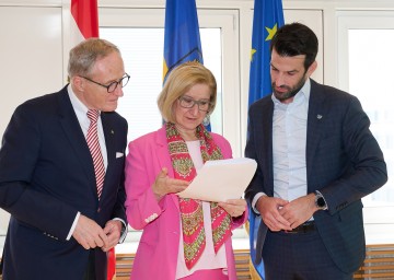 Landeshauptfrau Johanna Mikl-Leitner, LH-Stellvertreter Udo Landbauer (r.) und Landesamtsdirektor Werner Trock (l.).