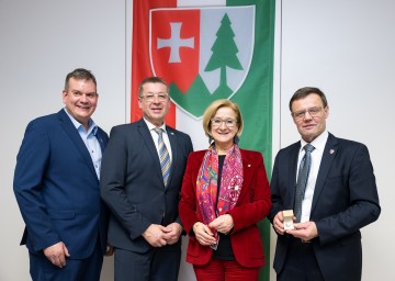 Goldener Ehrenring verliehen: Dunkelsteinerwalds Vizebürgermeister Bernhard Steurer, Bürgermeister Josef Berger, Landeshauptfrau Johanna Mikl-Leitner und Alt-Bürgermeister Franz Penz (v.l.n.r.)