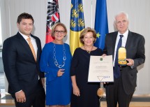 Sohn Benedikt Prinz, Landeshauptfrau Johanna Mikl-Leitner, Gattin Gertrud Prinz und Prof. Friedrich Prinz (v.l.n.r.)