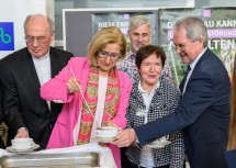 Suppe essen und helfen: Diözesanbischof Alois Schwarz, Landeshauptfrau Johanna Mikl-Leitner, Reinhard Länger von der Katholischen Aktion der Diözese St. Pölten, Anna Raab vom kfb-Arbeitskreis für Entwicklungszusammenarbeit und Landtagspräsident Karl Wilfing (v.l.n.r.) als Teilnehmer beim Benefiz-Suppenessen im NÖ Landhaus in St. Pölten.