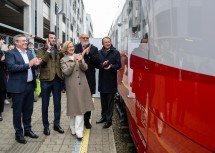 Bei der Zugtaufe: Geschäftsführer Christian Diewald, LH-Stellvertreter Udo Landbauer, Landeshauptfrau Johanna Mikl-Leitner, ÖBB CEO Andreas Matthä und Bürgermeister Matthia Stadler (v.l.n.r).