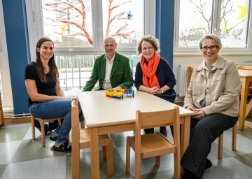 Im Bild von links nach rechts: Kindergartenleiterin Stefanie Holl, Bürgermeister Franz Fischer,  Familien-Landesrätin Christiane Teschl-Hofmeister und Bezirkshauptfrau Manuela Herzog