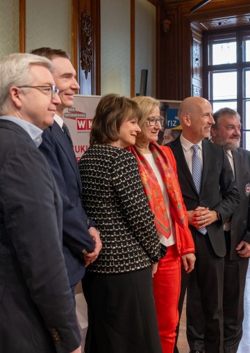 Bei der Veranstaltung „Starke Männer und starke Frauen gemeinsam für Niederösterreichs Wirtschaft“ im Palais Niederösterreich (v.l.n.r.) Michael Höllerer, Generaldirektor Raiffeisen-Holding NÖ/Wien, Gunter Mayr, Finanzminister a.D., Karin Meier-Martetschläger, Pfandleihanstalt Martetschläger und Bildungsbotschafterin Rotes Kreuz, Landeshauptfrau Johanna Mikl-Leitner, Martin Kocher, Bundesminister für Arbeit und Wirtschaft a.D., und NÖ Rot-Kreuz-Präsident Hans Ebner.