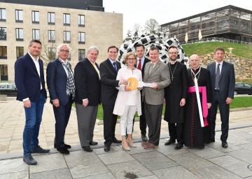 Wohnheim am Campus der IST Austria in Klosterneuburg eröffnet. Im Bild von links nach rechts: Architekt Thomas Jedinger, Architekt Ernst Maurer, GEDESAG Vorstandsvorsitzender Alfred Graf, Abgeordneter Christoph Kaufmann, Landeshauptfrau Johanna Mikl-Leitner, Bürgermeister Stefan Schmuckenschlager, IST Austria Präsident Thomas Henzinger, Superintendent Lars Müller-Marienburg, Propst Bernhard Backovsky und GEDESAG Vorstandsdirektor Erlefried Olearczick.