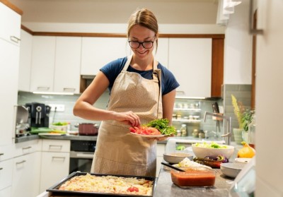 Dorfhelferin beim Kochen