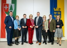 Neujahrsempfang in Dunkelsteinerwald: Vizebürgermeister Bernhard Steurer, Christine und Altbürgermeister Franz Penz, Landeshauptfrau Johanna Mikl-Leitner, Bürgermeister Josef Berger, Luise und Landtagspräsident a.D. Hans Penz sowie Bezirkshauptfrau Daniela Obleser (v.l.n.r.).