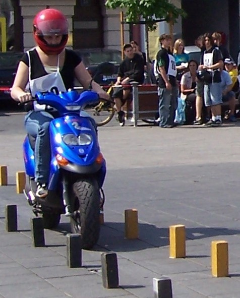 Jugendliche bei der Fahrt durch den Moped-Parkurs