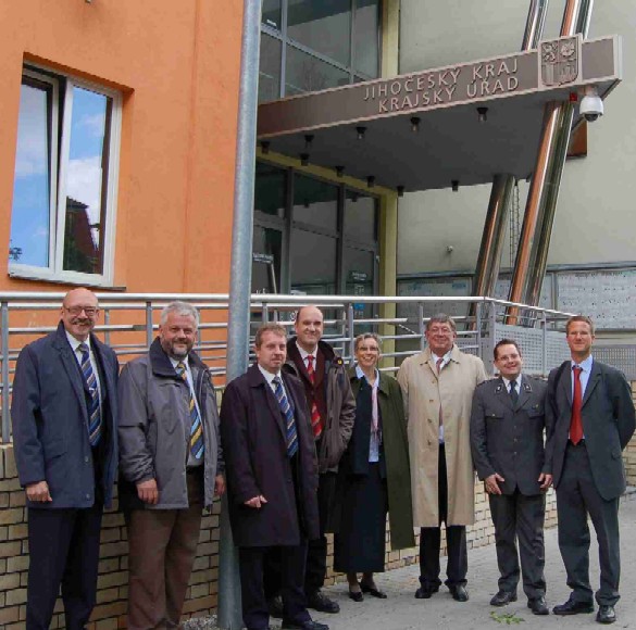 Delegation Niederösterreich vor dem Kreisamt Budweis: Alfred Mitrovic, Günther Sohr, Thomas Hauser, BR Ing. Michael Tischleritsch, Dr. Ulrike Schauer, Landessanitätsdirektor Dr. De Martin, Ing. Harry Oberlerchner, Dipl. Ing. Stefan Kreuzer